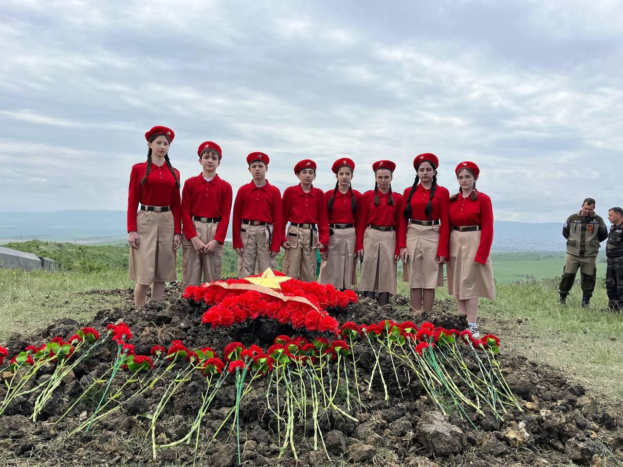 Сегодня в городе воинской славы Малгобеке у памятника Защитникам Отечества состоялась церемония перезахоронения пяти воинов, найденных в ходе весеннего этапа Вахты Памяти «Терский рубеж»..