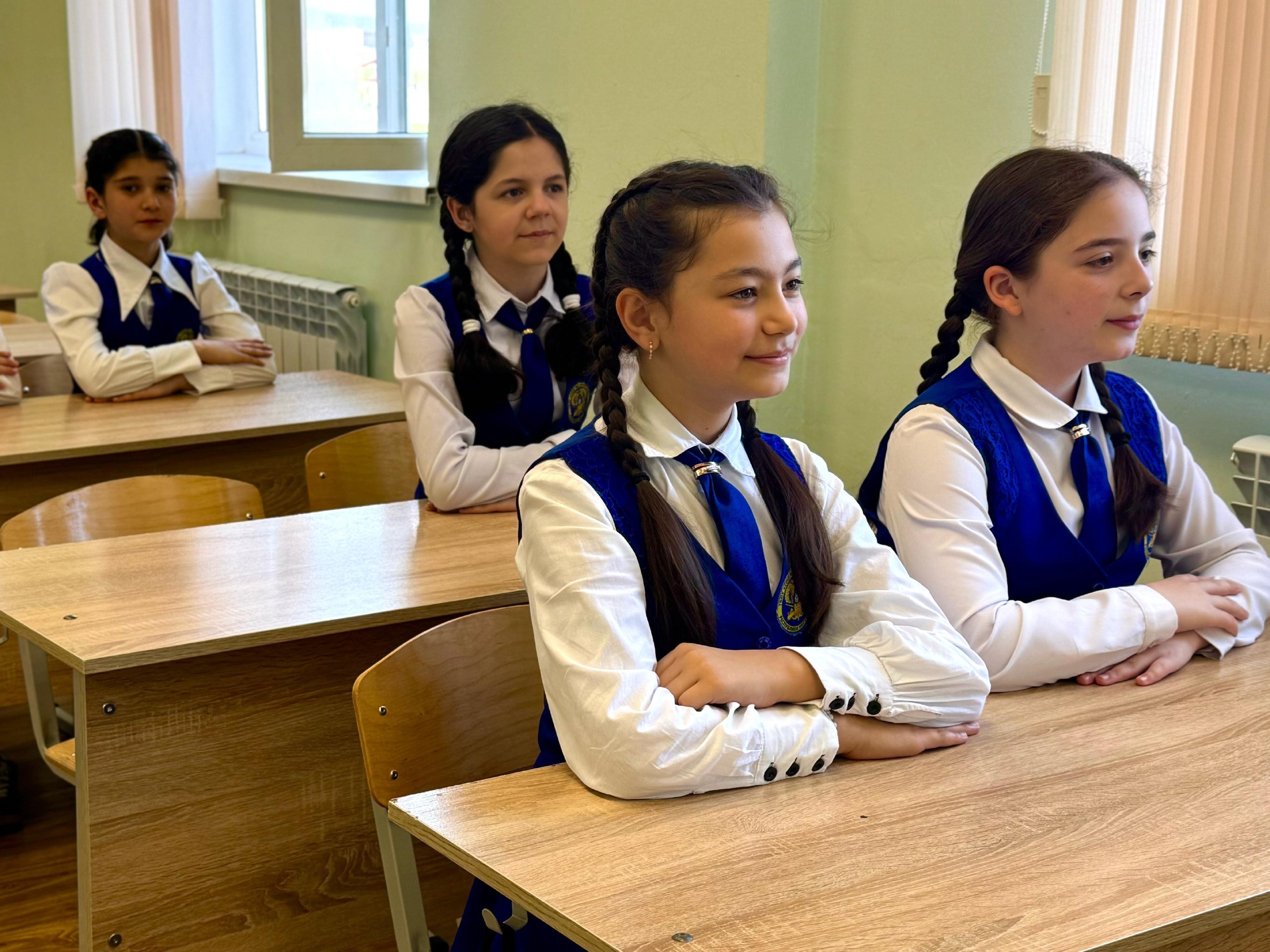Традиционно учебная неделя началась с поднятия флага Российской Федерации и Республики Ингушетия, а так же прошёл двадцать седьмой  в этом учебном году урок &amp;quot;Разговора о важном&amp;quot; на тему &amp;quot;День единения народов России и Беларуси. Союзное государство&amp;quot; 1-11 к.