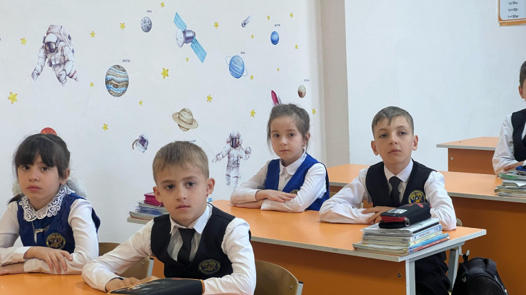 Традиционно учебная неделя началась с поднятия флага Российской Федерации и Республики Ингушетия, а так же прошёл двадцать восьмой в этом учебном году урок "Разговора о важном" на тему "Гражданская авиация России" 1-11 классы. .